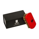 Magnetized High-end Brush Set – O conjunto “Traveler” inclui um espelho destacável e escova de cerdas de javali. O “ULTIMATE BRUSH” está disponível em três conjuntos e várias cores.