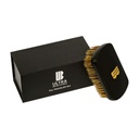 Magnetized High-end Brush Set – O conjunto “Traveler” inclui um espelho destacável e escova de cerdas de javali. O “ULTIMATE BRUSH” está disponível em três conjuntos e várias cores.